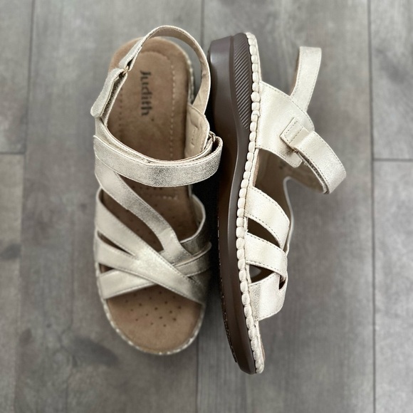 Judith REID Metallic Gold Strappy Sandals Comfort Metallic Golden sz 9 Hook Loop - Picture 13 of 16